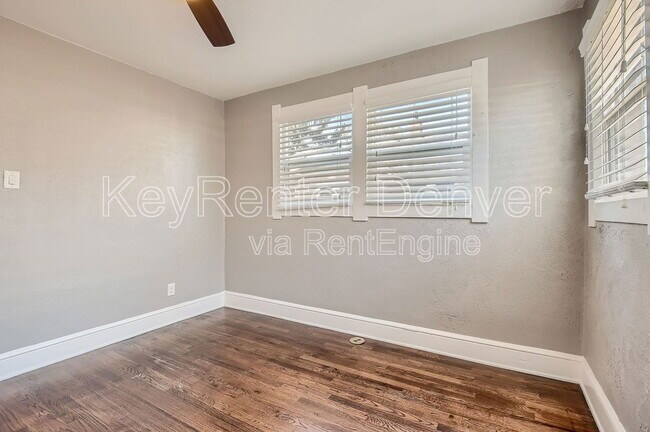 Building Photo - 1418 Roslyn St