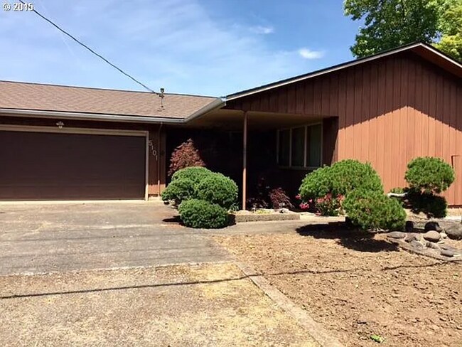 Building Photo - Great Vintage Home!