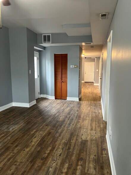 Building Photo - 818 W 33rd Pl