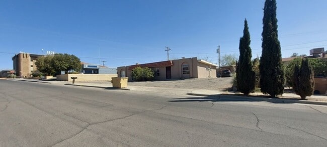 Building Photo - 2802 E Idaho Ave