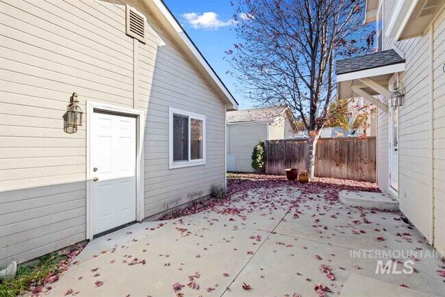 Building Photo - SE Boise 2 Story Charmer