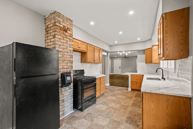 Building Photo - Rare Kenwood Townhome, Across from Campus