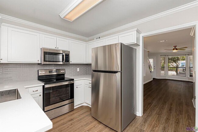 Building Photo - 2 Bedroom Townhome off Jefferson & Bluebonnet Blvd- Pet Friendly