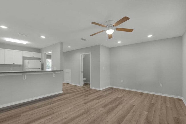 Building Photo - "Charming 2-Bed Townhouse Retreat in Fort Walton Beach with 2.5 Baths!"