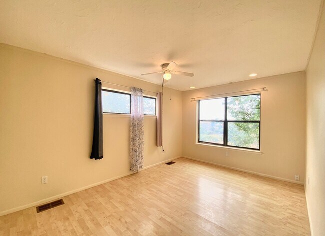 Building Photo - Spacious Home in Vista Primera