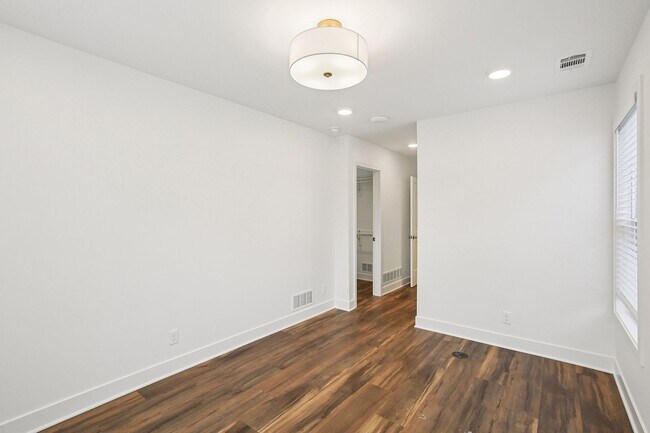 Building Photo - Main St Townhomes