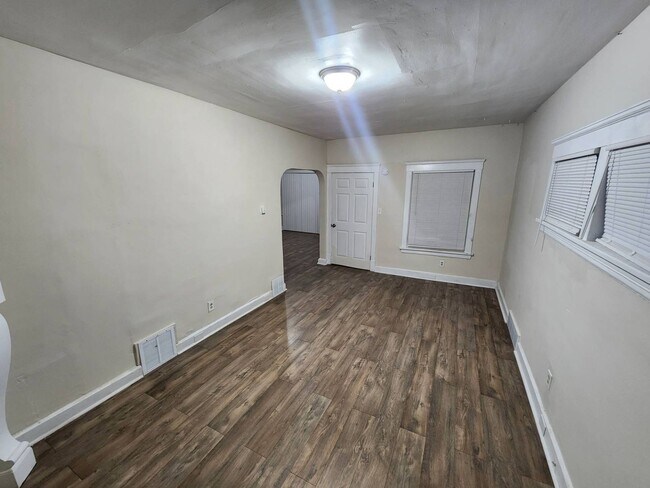 Building Photo - Charming 5-Bedroom Property in Prime Location (Section 8 vouchers Accepted)