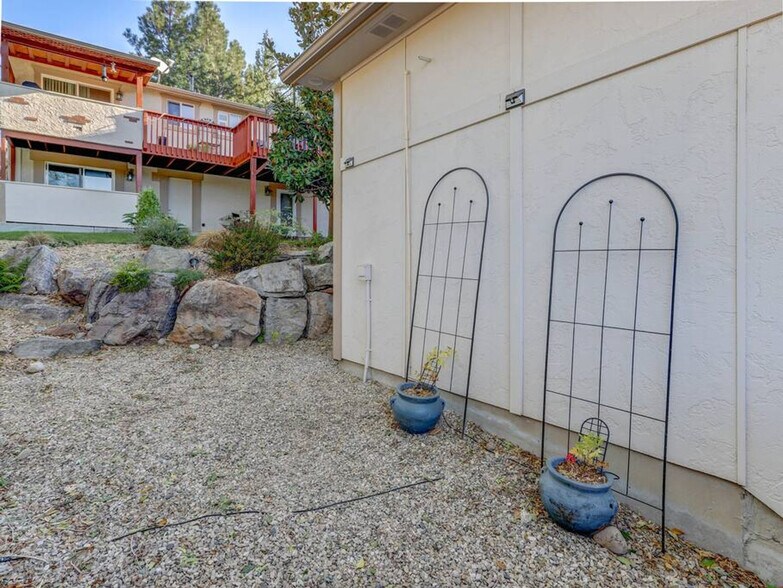 Building Photo - 1427 E Hays St