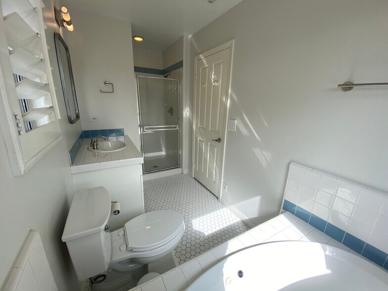 Guest Bathroom - 6483 Zuma View Pl