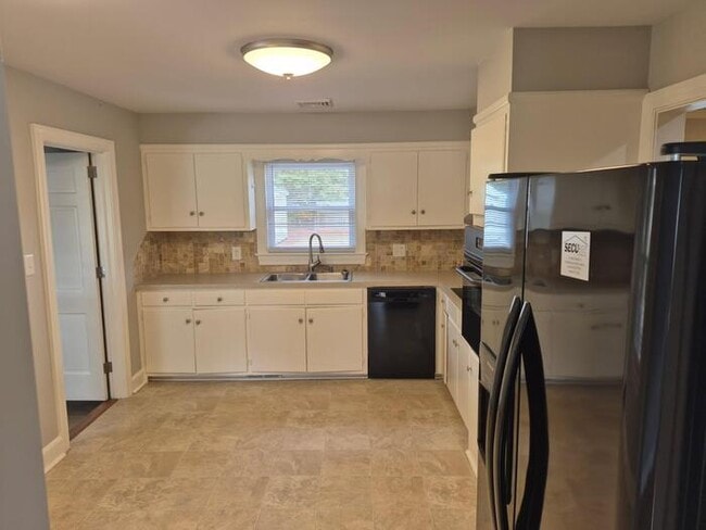 Building Photo - 3 Bedroom 2 Bath