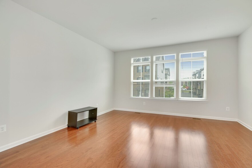 Building Photo - 43501 Apple Orchard Sq