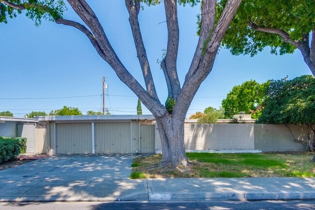 Building Photo - 3049 Harding Ave