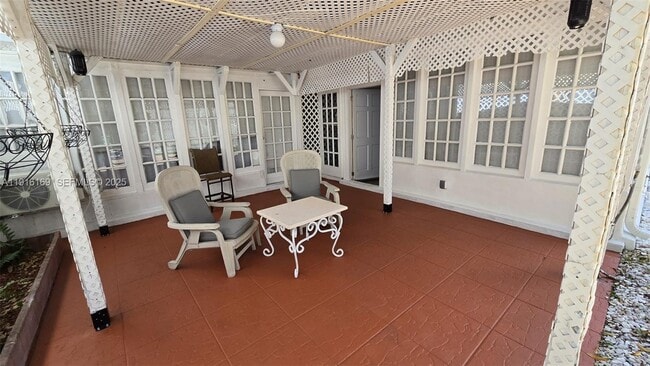 Building Photo - 1901 SW 2nd Ave