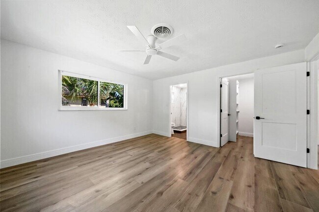 Building Photo - 2416 N W Everglades Blvd