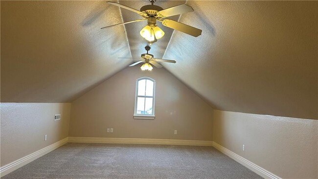 Building Photo - 2005 SW Pinoak Ave