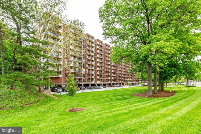Building Photo - 1300 Army Navy Dr