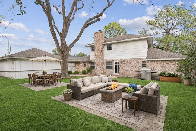 Building Photo - 2114 Briarview Dr