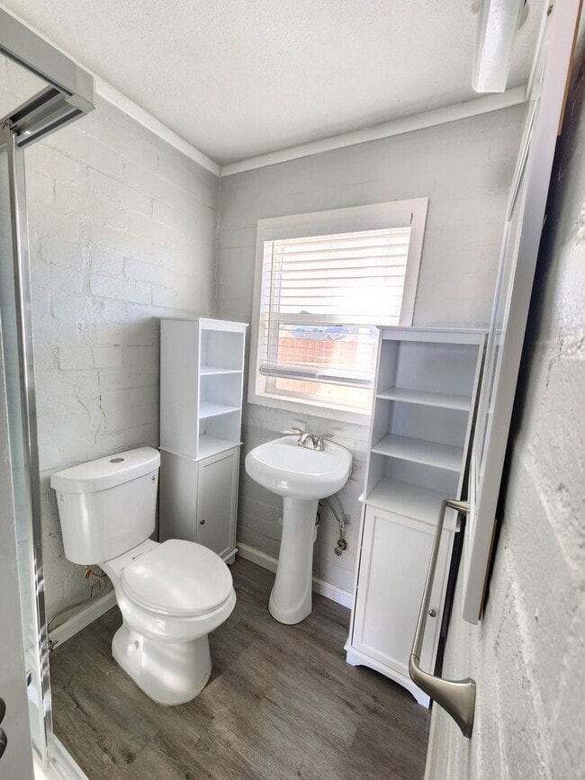 Building Photo - 6637 Oasis Ave