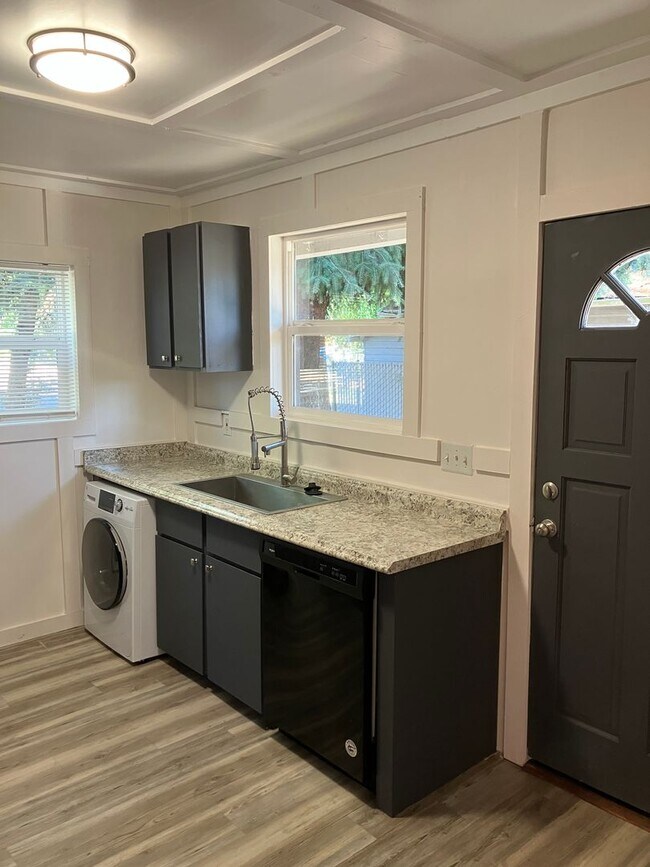 Building Photo - Remodeled One Bedroom Apartment in North S...