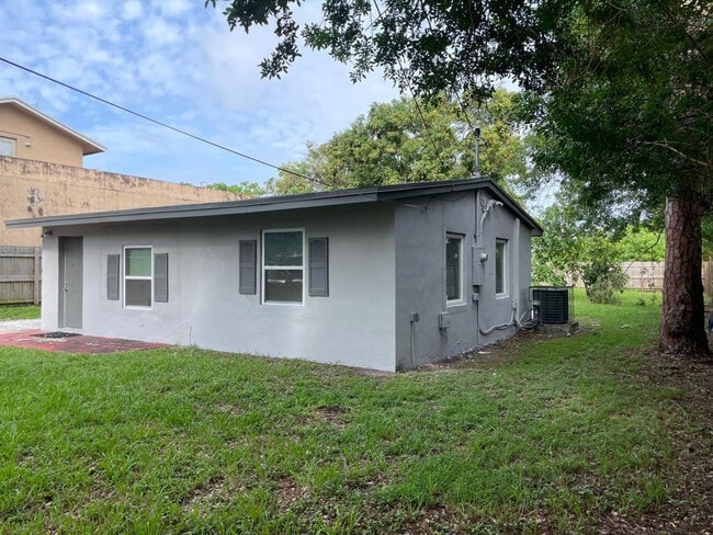 Building Photo - 2009 NW 21st Ave