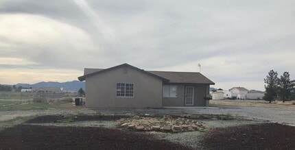 Building Photo - Charming 3-bedroom home located in the picturesque town of Pahrump!