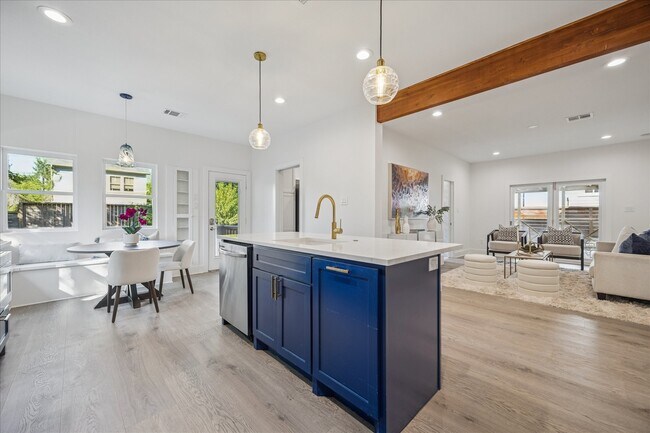 Building Photo - 515 E 9th St