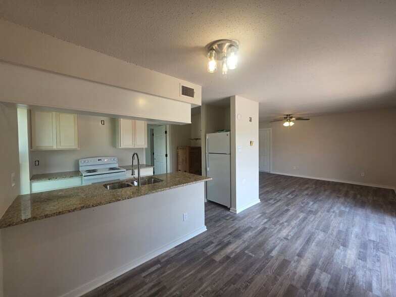 Building Photo - 1020 Autumn Cir