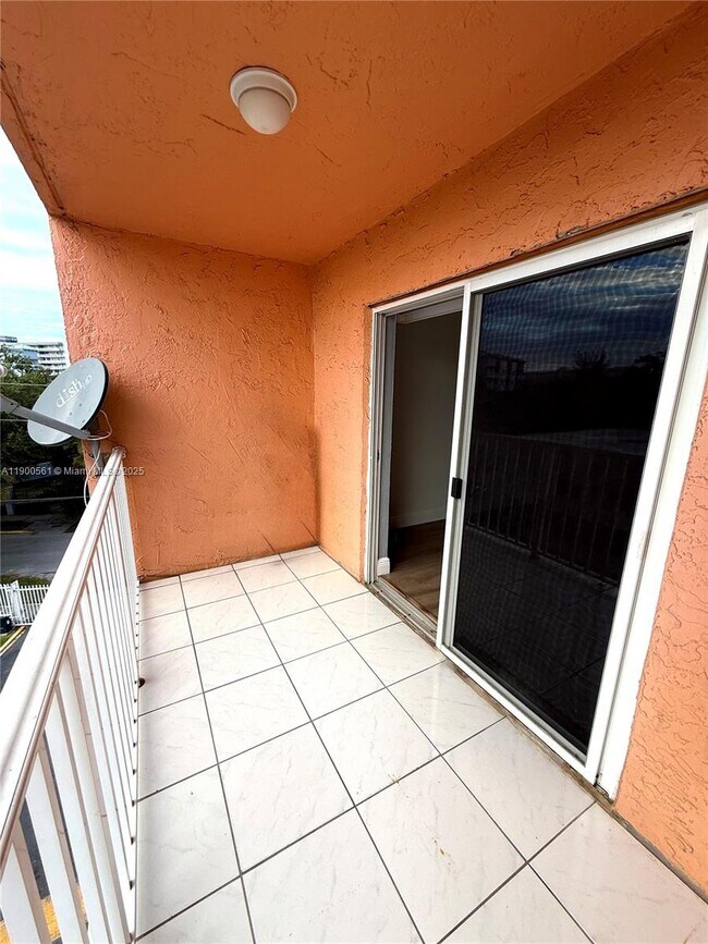 Building Photo - 2400 NW 16th St Rd