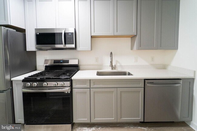 Building Photo - Move In Ready 2 BD 1 BA close to Metro, Sh...