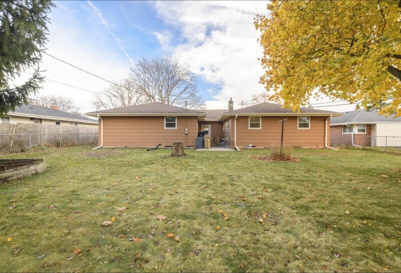 Building Photo - 1524 Pewaukee Rd