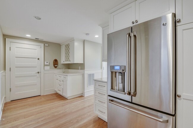 Building Photo - 5br Bethesda Home for Rent