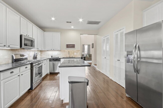 Building Photo - 55 W Pipers Green St