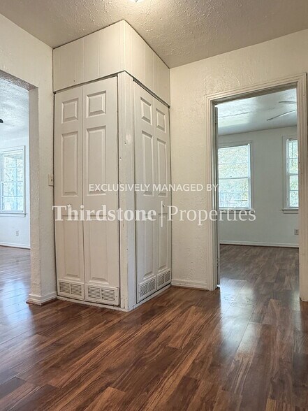 Building Photo - 4833 Kingsbury St