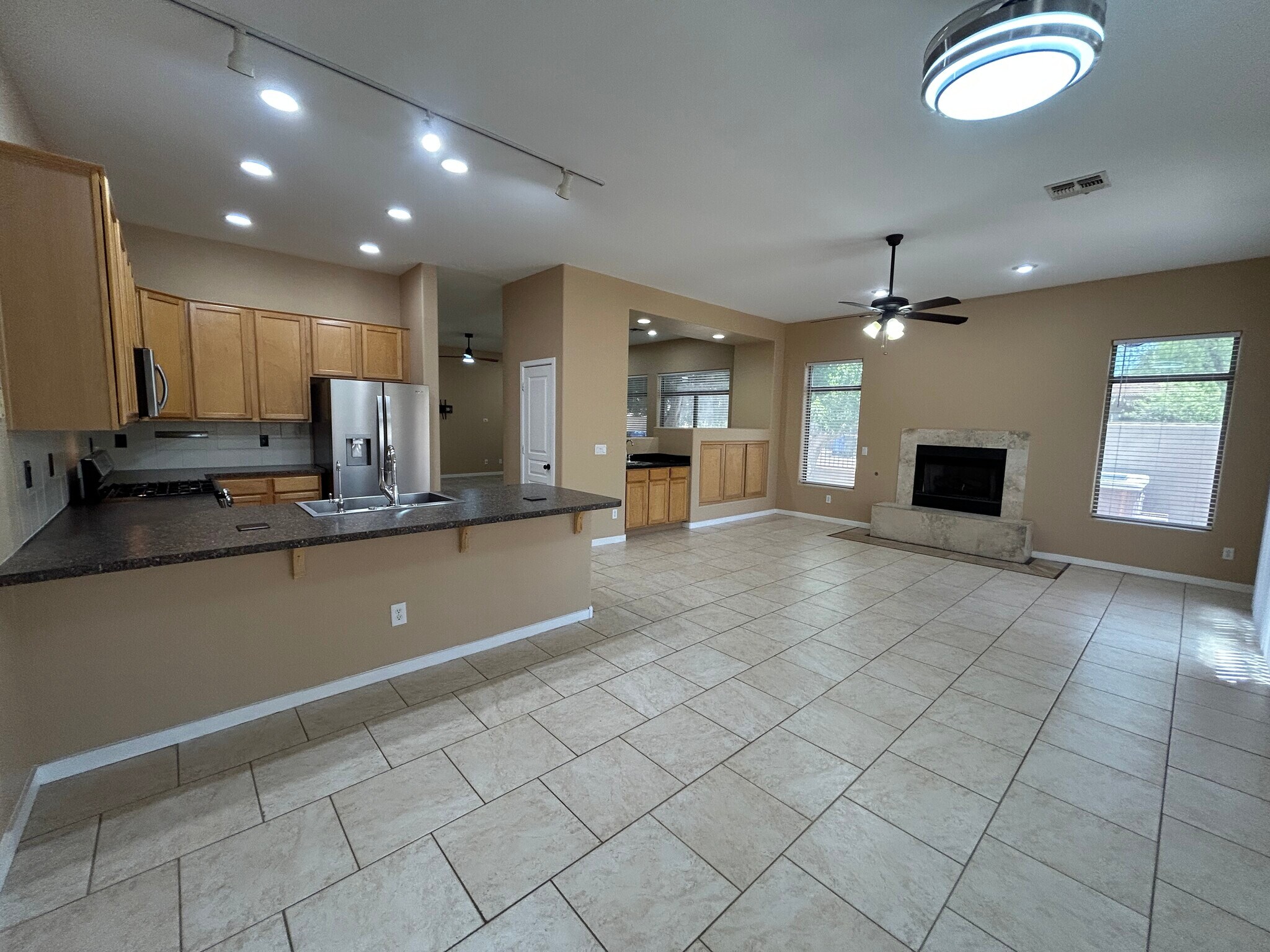Building Photo - 2041 E Fawn Dr