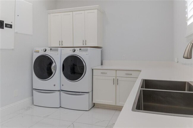 Building Photo - 13125 Casabella Dr