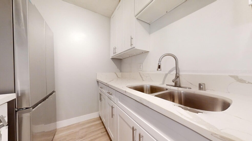 Building Photo - 1900 Rockefeller Ln