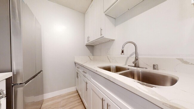 Building Photo - 1900 Rockefeller Ln