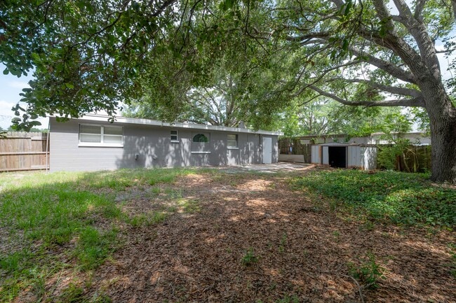 Building Photo - 2026 Windsor Way
