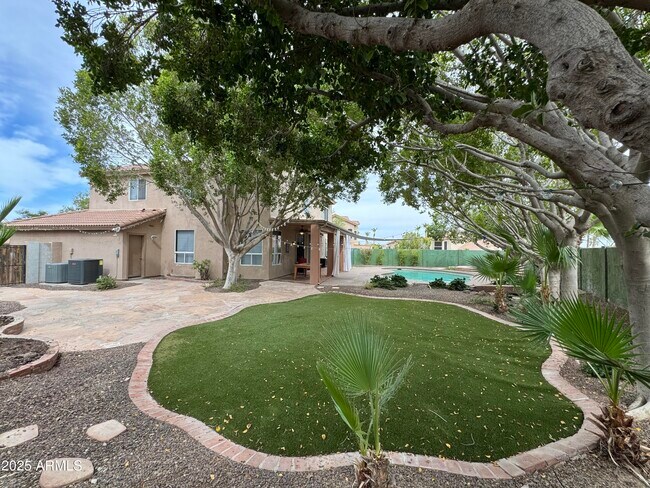 Building Photo - 3201 E Desert Flower Ln