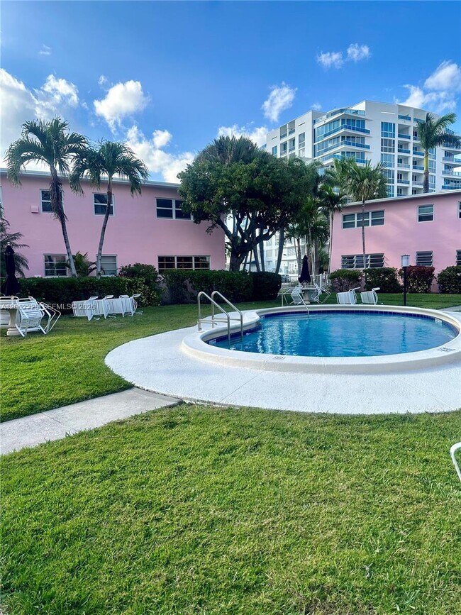 Building Photo - 700 Bayshore Dr