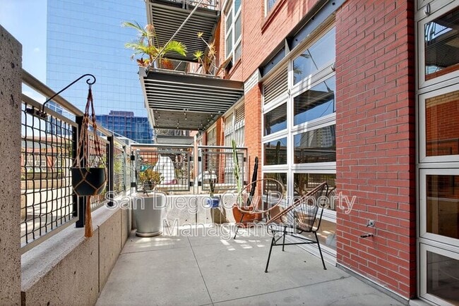 Building Photo - 877 Island Ave