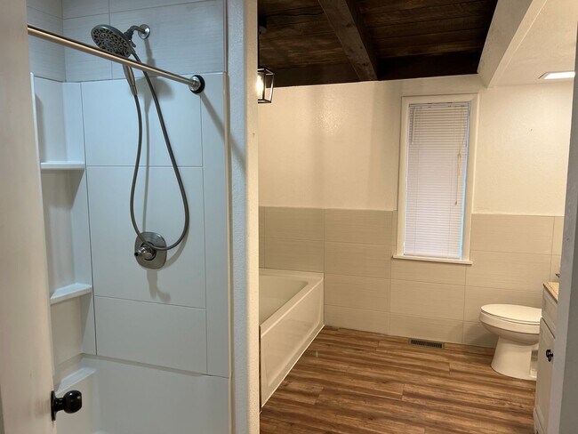 Building Photo - 4 Bedroom 2 bath home near lake Tenkiller with office