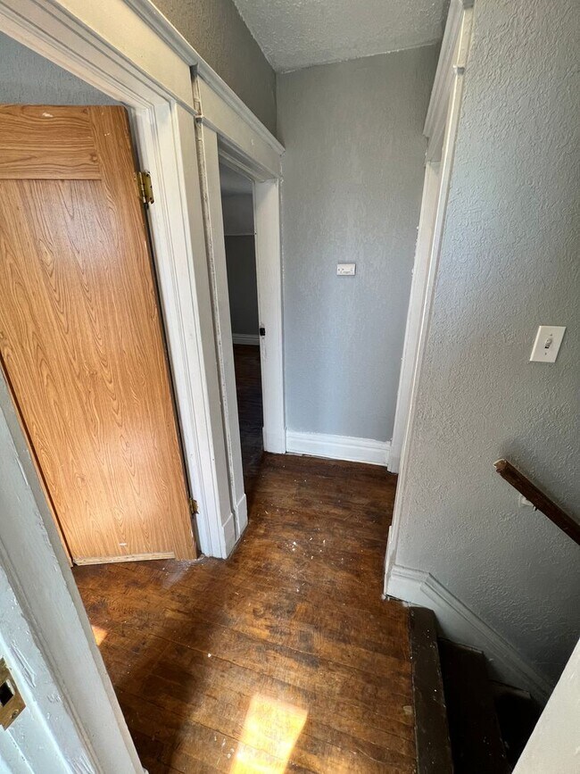 Building Photo - 708 E 6th St