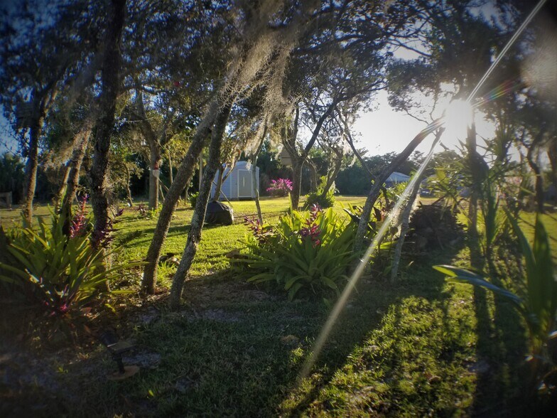 Side yard for relaxing - 8682 SE Kingsley St