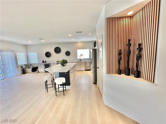 Building Photo - 10195 Queensbury Ave