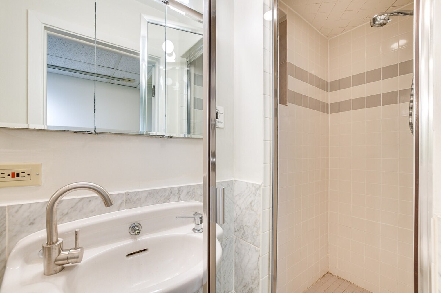 Building Photo - 2238 N Geneva Terrace