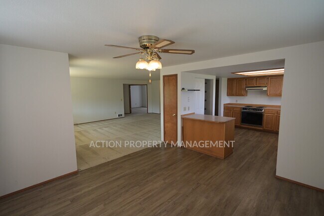 Building Photo - 3 bed 2 bath, 2 car garage in Sequim
