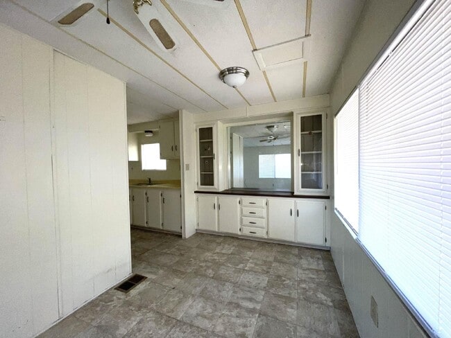 Building Photo - 2 bed 2 bath close to the river.