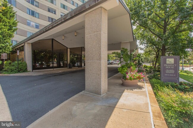 Building Photo - 1200 N Nash St