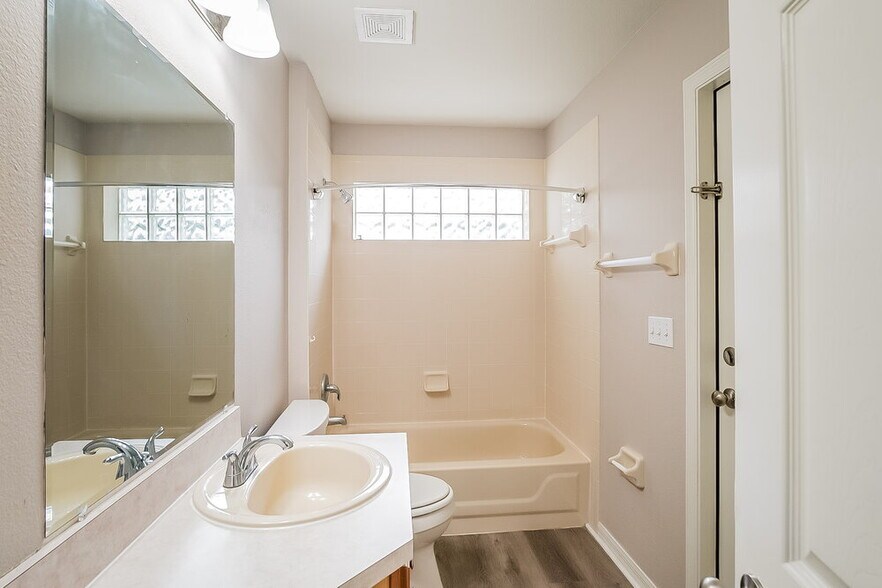 Building Photo - 1870 Smoketree Cir